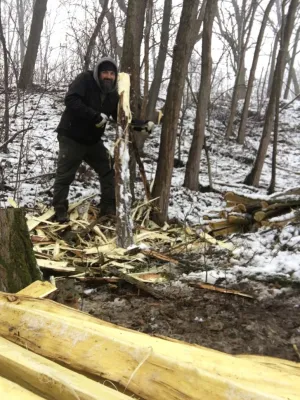 Mann mit Holzrohlingen im Wald