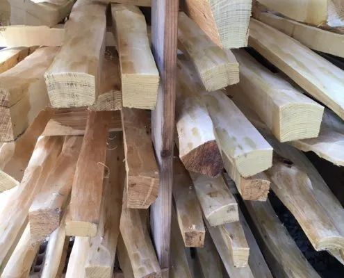 Lagerndes Robinienholz f&uuml;r den Bogenbau - Staves